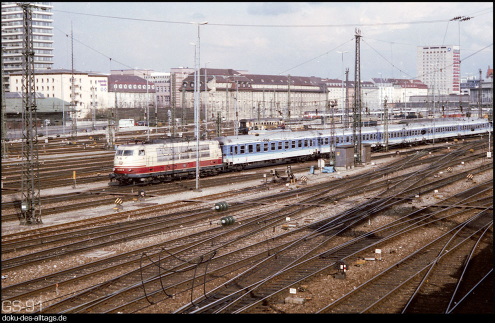 http://www.doku-des-alltags.de/BDMuenchen/MuenchenHbf/MucHbfData/103%20107%20in%20Muenchen%20Hbf.jpg