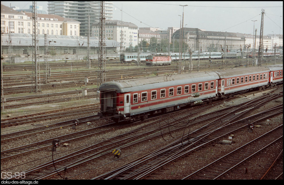 http://www.doku-des-alltags.de/BDMuenchen/MuenchenHbf/MucHbfData/1044%20mit%20%20D284%20aus%20Bozen%202.jpg