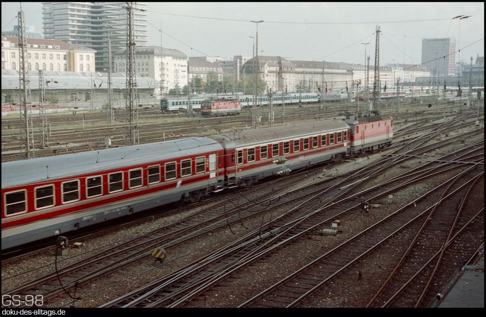 http://www.doku-des-alltags.de/BDMuenchen/MuenchenHbf/MucHbfData/1044%20mit%20D284%20aus%20Bozen%201.jpg