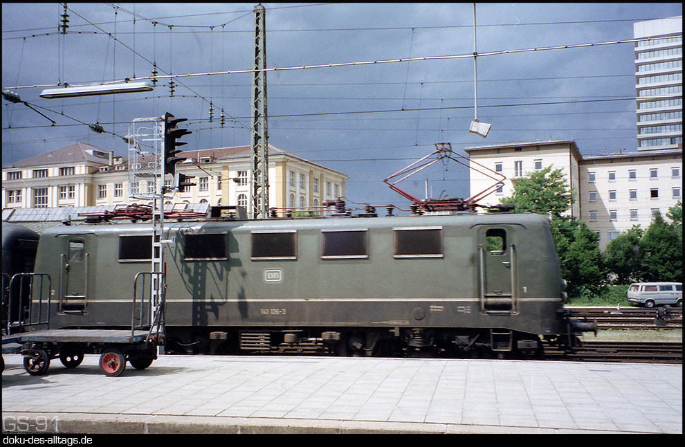 http://www.doku-des-alltags.de/BDMuenchen/MuenchenHbf/MucHbfData/141%20126%20in%20Muenchen%20Hbf%202.jpg